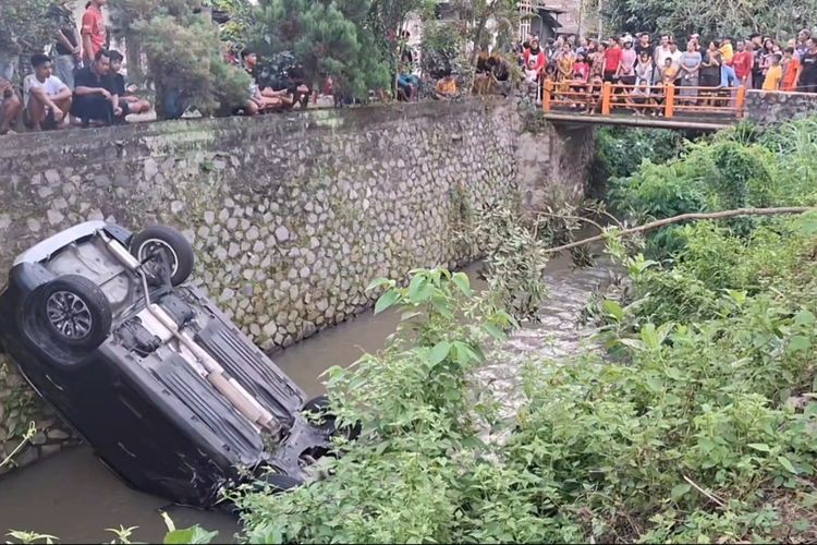 Mobil anggota DPRD yang mengalami kecelakaan dan tercebur ke dalam sungai sedalam empat meter di Kabupaten Tulungagung Jawa Timur, Rabu (04/06/2025).