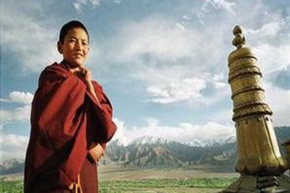 Seorang rahib muda Tibet di biara Thiksey di Choglamsar, Ladakh, India di mana ribuan pengungsi asal Tibet tinggal