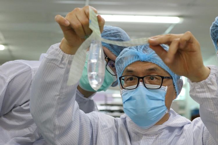 Pendiri dan penemu Kondom Unisex Wondaleaf John Tang Ing Ching memeriksa kondom unisex di pabriknya di Sibu, Malaysia 19 Oktober 2021.