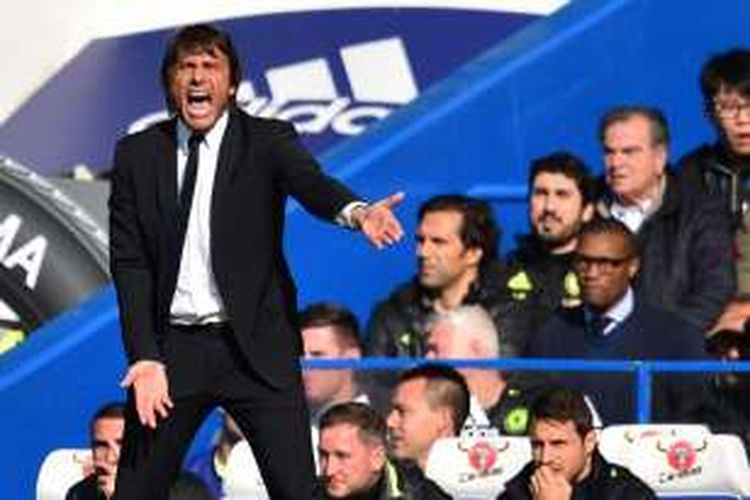 Manajer Chelsea, Antonio Conte, menyampaikan instruksi kepada para pemainnya dalam laga Premier League kontra Leicester City, di Stadion Stamford Bridge, Sabtu (15/10/2016).