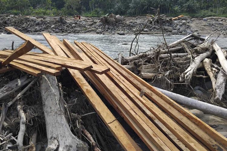 Kayu gelondongan sisa banjir diolah menjadi papan oleh warga di Desa Riseh Tengoh, Kecamatan Sawang, Kabupaten Aceh Utara, Rabu (10/2/2026)