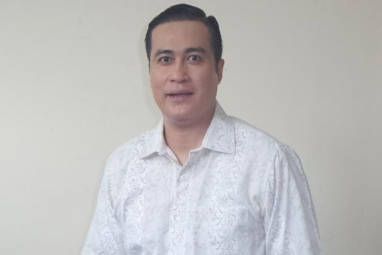 Adjie Pangestu diabadikan di sela shooting sinetron seri Anugerah Cinta di  Jalan Sepat, Jakarta Selatan, Selasa (3/1/2016).