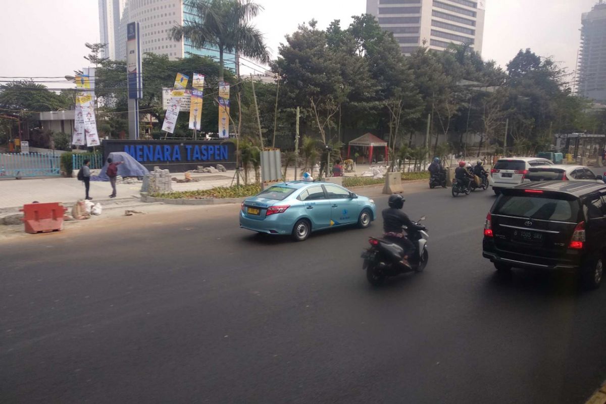 Jalan Jenderal Sudirman, Jakarta, tak lagi berlajur cepat dan lambat. Foto diambil Jumat (20/7/2018).