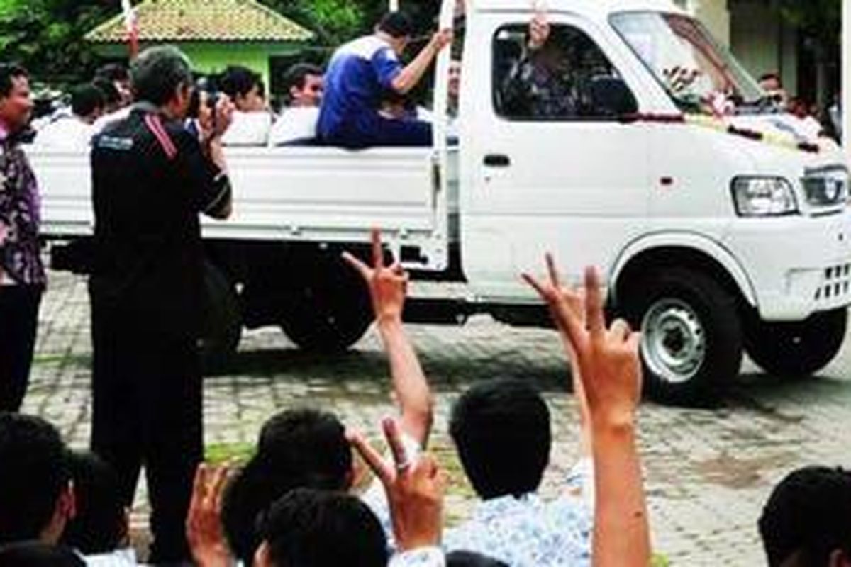 Mobil karya siswa SMK Negeri 2 Surabaya yang diberi nama Esemka Patua diuji coba di halaman sekolah, Kamis (12/1), di Surabaya. Mobil berjenis truk mini 1.500 cc tersebut meramaikan karya otomotif yang berhasil dibuat oleh Esemka.