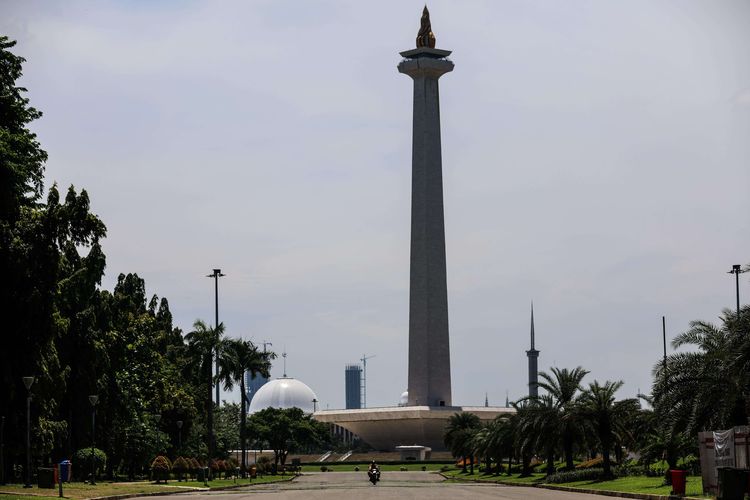 Suasana Monumen Nasional sepi di Jakarta, Selasa (31/3/2020). Suasana jalanan Jakarta lengang tampak sepi dibandingkan hari biasa karena sebagian warga telah menerapkan bekerja dari rumah guna menekan penyebaran virus corona atau COVID-19.