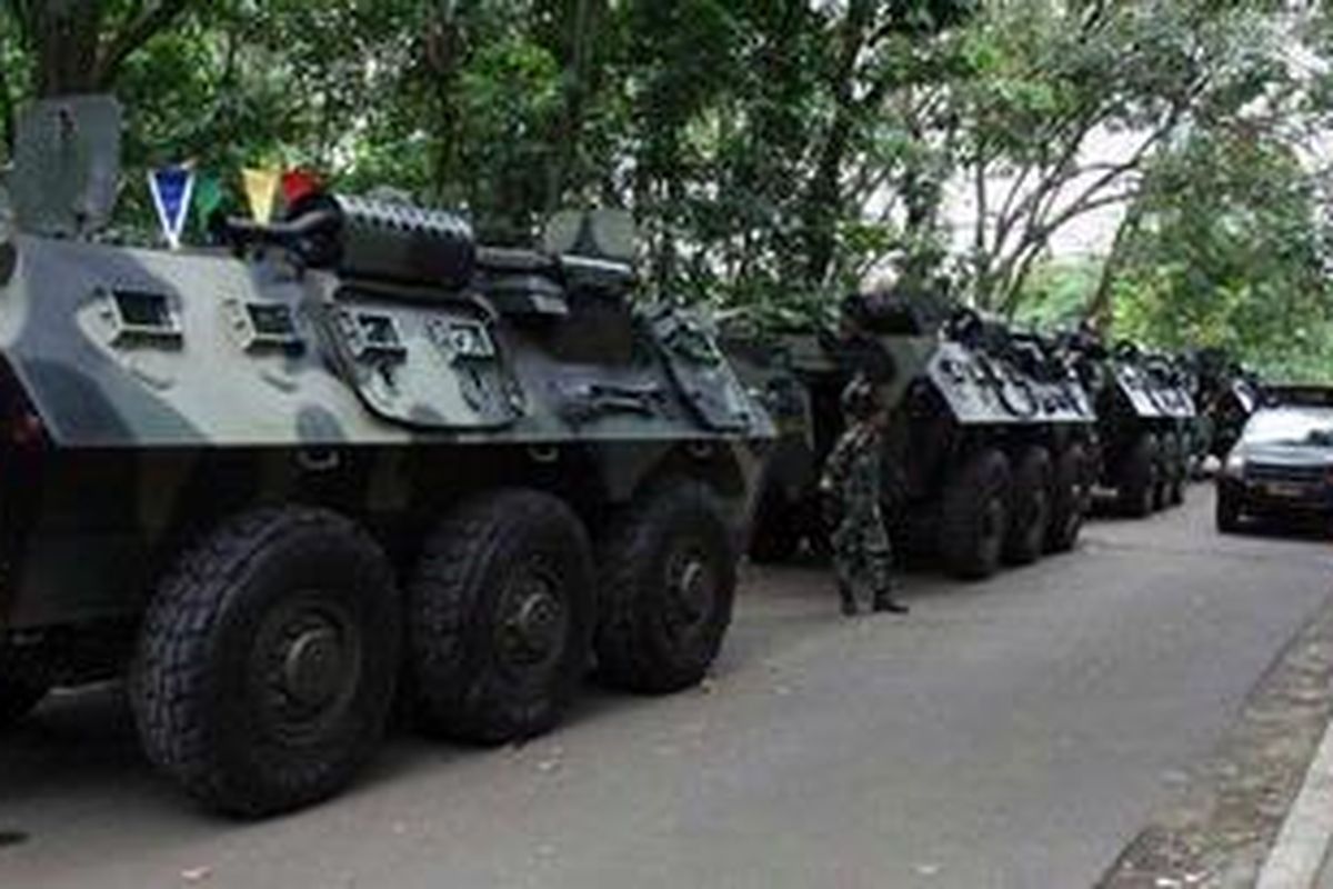 Aparat TNI bersiaga di samping panser buatan PT Pindad jenis Armoured Personnel Carrier (APC) di dekat Gedung Rektorat Universitas Indonesia (UI), Depok, Jawa Barat, Senin (8/11/2010). Pengerahan aparat dan peralatan militer ini terkait dengan rencana kunjungan Presiden Amerika Serikat Barack Obama di kampus tersebut. 
