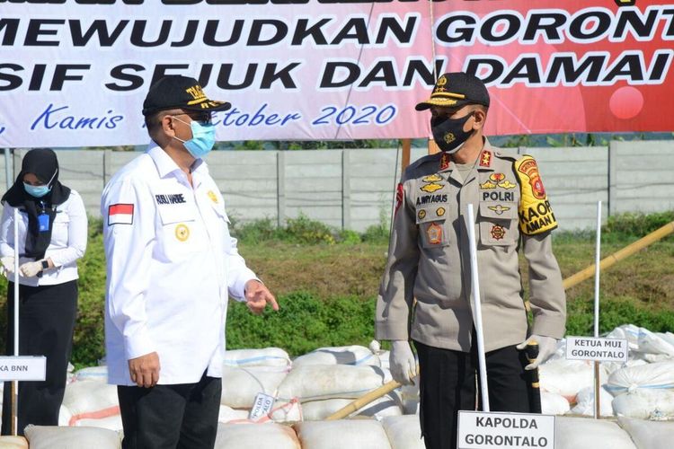 Guberenur Gorontalo Rusli habibie dan Kapolda Irjen Akhmad Wiyagus saat memusnahkan ribuan minuman keras. Pada pertemuan Forkopimda seteah kegiatan ini Gubernur Rusli habibie minta Kota Gorontalo menerapkan Pembatasan Sosial Berskala Besar (PSBB)