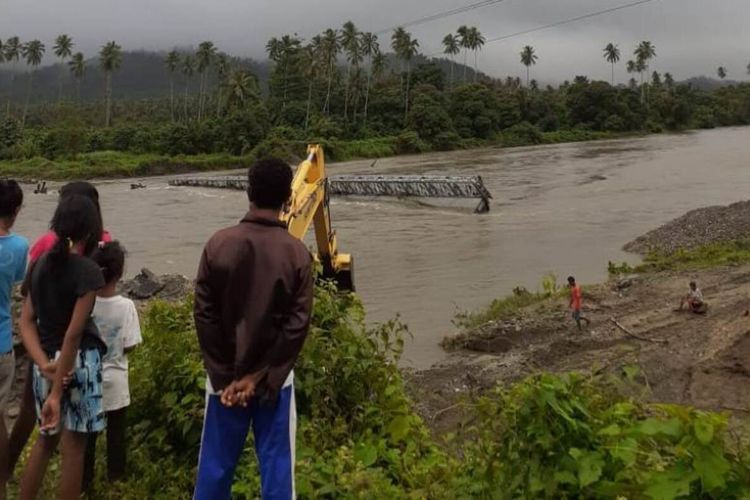 Sejumlah warga menyaksikan jembatan Waikaka yang ambruk di Desa Tala, Kecamatan Amalatu, Kabupaten Seram Bagian Barat Maluku, Jumat (20/6/2020)
