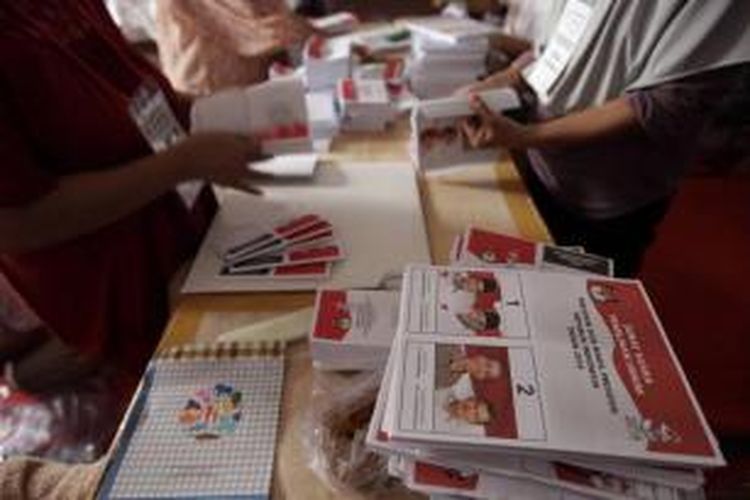 Pekerja melipat surat suara pemilihan umum presiden dan wakil presiden, di Jalan Mardani Raya, Salemba, Jakarta, Selasa (24/6/2014). Sebanyak 789.441 surat suara dilipat ditempat ini dan akan didistribusikan ke Jakarta Pusat. 