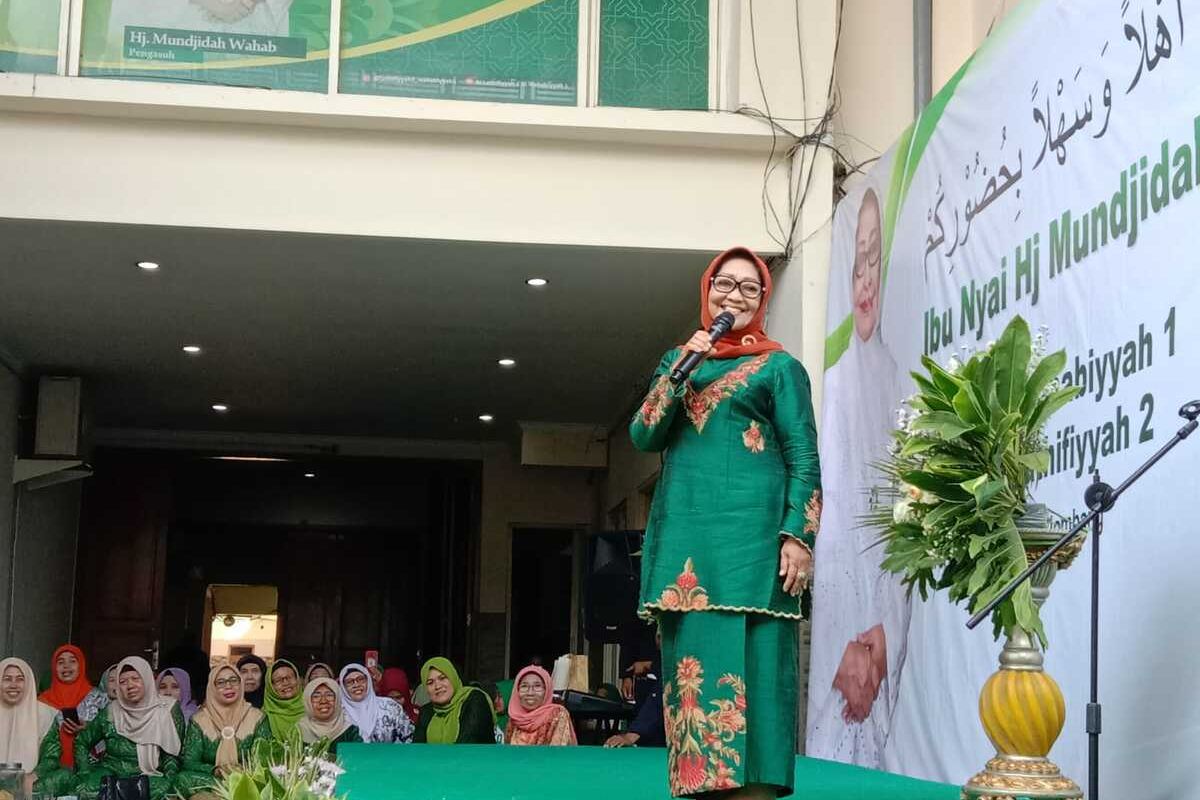 Suasana saat Bupati Jombang periode 2018 - 2023 Mundjidah Wahab, kembali ke kediaman pribadinya, di Pondok Pesantren Bahrul Ulum Tambakberas, Kabupaten Jombang, Jawa Timur, Senin (25/9/2023).