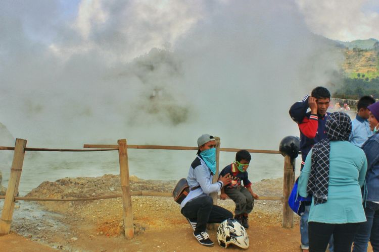 Sejumlah wisatawan nampak masih nampak ramai di Kawah Sikidang, pasca erupsi Kawah Sileri, Dieng yang terjadi pada Minggu (2/7/2017).