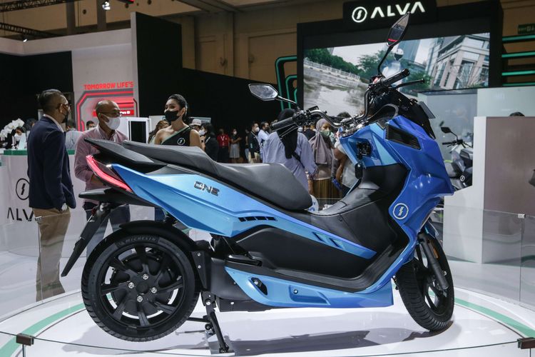 Motor listrik Alva One dipamerkan di ajang Gaikindo Indonesia International Auto Show (GIIAS) 2022 di ICE BSD, Tangerang, Jumat (12/8/2022). Motor ini jadi salah satu produk lokal yang bakal meramaikan pasar motor tahun ini.