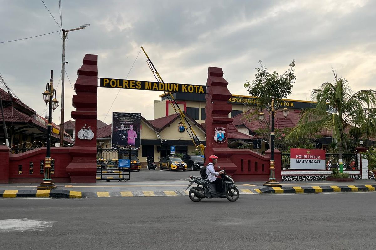 Selama 5 hari ke depan tim penyidik KPK memeriksa secara bergilir sejumlah pejabat Pemkab Ponorogo di Mapolres Madiun Kota, Jawa Timur. 