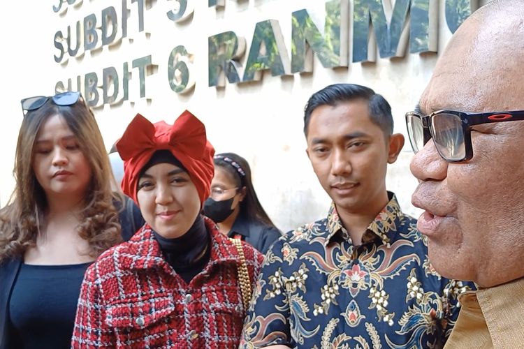 Sunyoto (berkemeja batik) dan istrinya, Syarah (berbaju merah), didampingi kuasa hukumnya, Djamaludin Koedoeboen (kanan), datang ke Polda Metro Jaya, Kamis (20/7/2023). 
