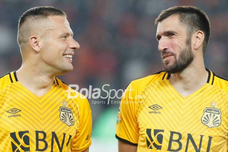 Bek Bhayangkara FC, Vladimir Vujovic, berbincang dengan penyerang Nikola Komazec jelang laga pembuka Liga 1 2018 di Stadion Utama GBK pada Jumat (23/3/2018).