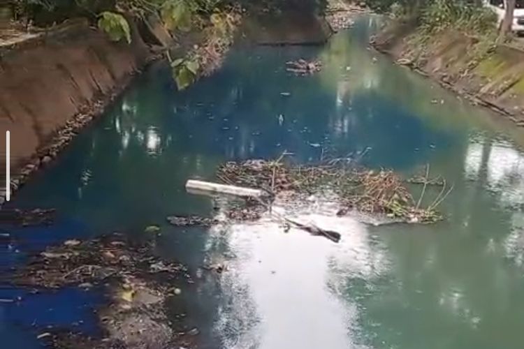 Kali Rawalumbu Bekasi Berwarna Biru, Diduga Tercemar Limbah Industri
