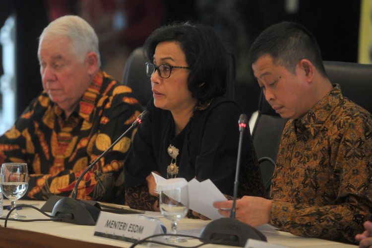 Menteri Energi dan Sumber Daya Mineral (ESDM) Ignasius Jonan, Menteri Keuangan Sri Mulyani, dan CEO Freeport-McMoran Inc, Richard C Adkerson (kanan ke kiri) saat memberikan keterangan pers di Kementerian ESDM, Jakarta, Selasa (29/8). Freeport-McMoran Inc selaku induk usaha PT Freeport Indonesia menyatakan kesediaan untuk menjalankan sejumlah kesepakatan antara lain pembangunan smelter dan divestasi saham sebesar 51% terkait kelanjutan operasional di Indonesia.