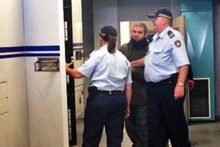 Hamdi Alqudsi (tengah) dituduh membantu perjalanan sejumlah anggota ISIS asal Australia. 