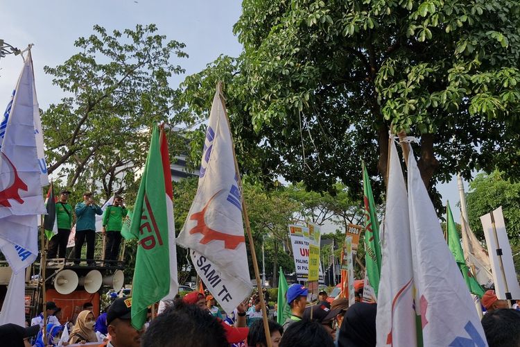 Sekitar 100 buruh mengikuti unjuk rasa kenaikan upah di depan kantor Disnakertrans Jateng, Selasa (14/11/2203).
