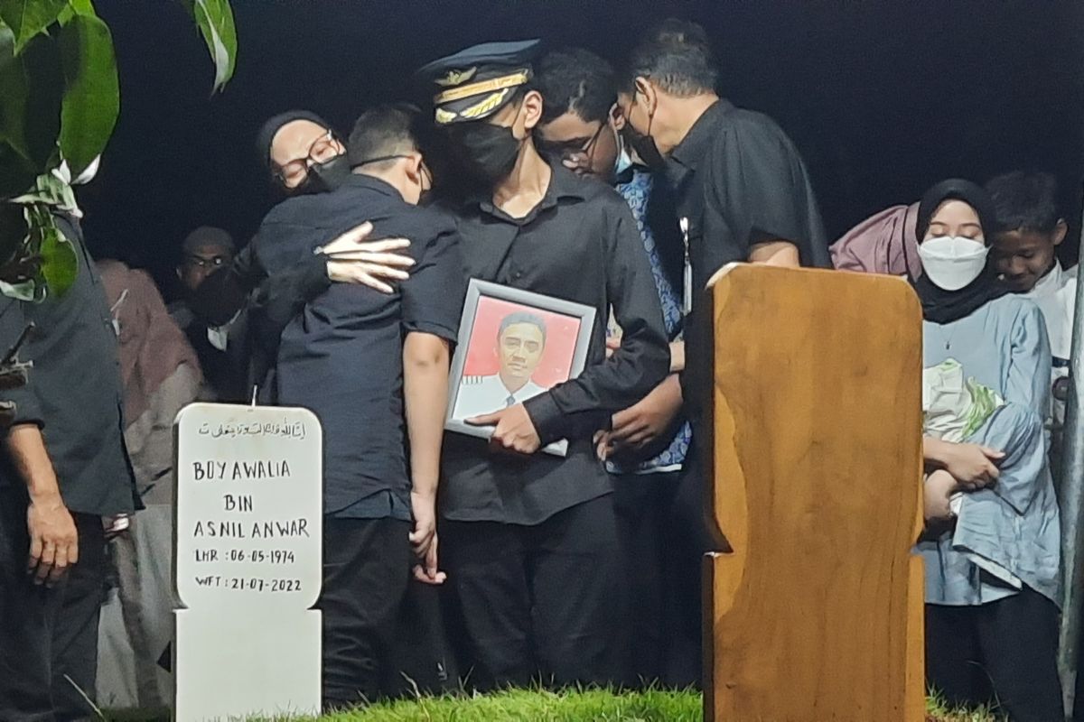 Pilot Citilink yang meninggal dunia usai landing di Bandar Udara Juanda, Surabaya, Jawa Timur, dimakamkan di Tempat Pemakaman Umum (TPU) Pondok Kelapa, Duren Sawit, Jakarta Timur, Kamis (21/7/2022) malam.