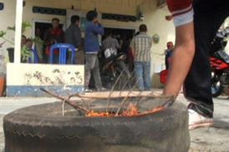 Ratusan warga Desa Tonyamang, Polewali Mandar melakukan aksi unjuk rasa ke kantor desa setempat sambil membakar ban bekas.