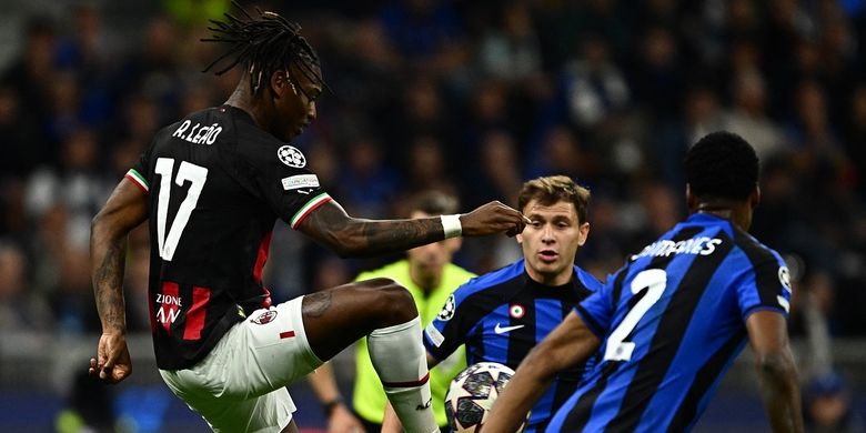 Penyerang AC Milan Rafael Leao (kiri) dibayangi oleh dua pemain Inter Milan, Nicolo Barella dan Denzel Dumfries, dalam leg kedua semifinal Liga Champions 2022-2023. Laga Inter vs Milan dalam rangkaian leg kedua semifinal Liga Champions 2022-2023 berlangsung di Stadion San Siro atau Giuseppe Meazza pada Rabu (17/5/2023) dini hari WIB.