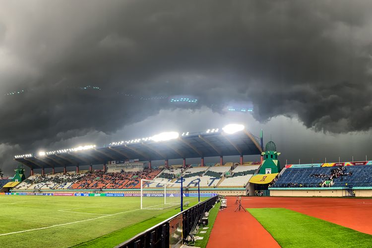 Cuaca buruk di sekitaran Stadion Si Jalak Harupat, Soreang, Kabupaten Bandung, membuat laga Grup D Piala Dunia U17 2023 Indonesia antara Senegal vs Polandia, Selasa (14/11/2023) dihentikan sementara pada menit ke-38.