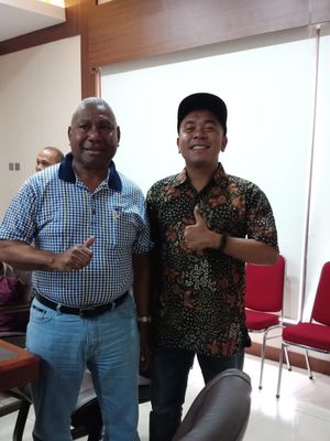 Dalam rapat persiapan kunjungan Gubernur Papua Barat bertemu dengan pemerintah dan tokoh swasta di Amerika Serikat yang akan dilakukan pada 7 - 12 Juni nanti, Gubernur Papua menggandeng Billy Mambrasar, tokoh muda yang mendorong semangat kewirausahaan di Papua dan Papua Barat.