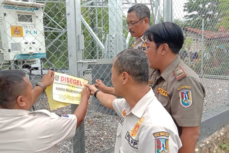 Petugas Satpol PP Kabupaten Tuban melakukan penyegelan 2 lokasi bangunan Tower BTS di Kecamatan Palang dan Kecamatan Semanding, Kabupaten Tuban, Jawa Timur, yang tidak dilengkapi perijinan.