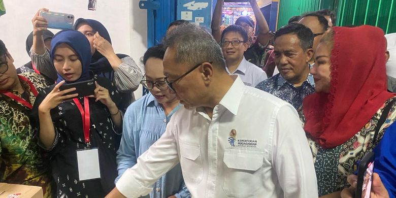Menteri Perdagangan (Mendag) RI Zulkifli Hasan (Zulhas) memberi keterangan pers usai mengecek stok dan harga beras di Pasar Bulu Jalan Mgr Sugiyopranoto, Kota Semarang, Selasa (20/2/2024).