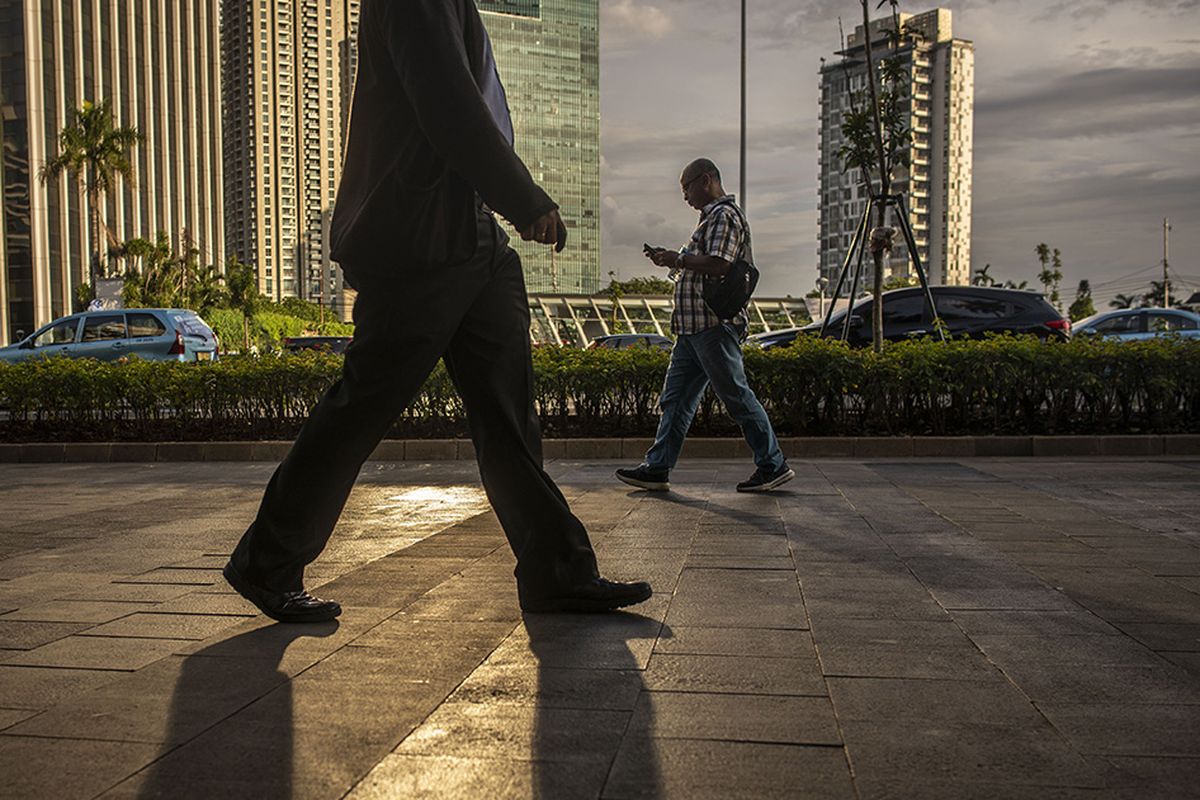 Foto dirilis Jumat (6/3/2020), memperlihatkan dua warga berjalan di trotoar Jalan Sudirman, Jakarta. Kenyamanan dan keselamatan bagi seluruh pejalan kaki di Jakarta hadir melalui pembangunan dan revitalisasi jalur-jalur pedestrian sebagai bagian dalam mendukung gerakan pejalan kaki.