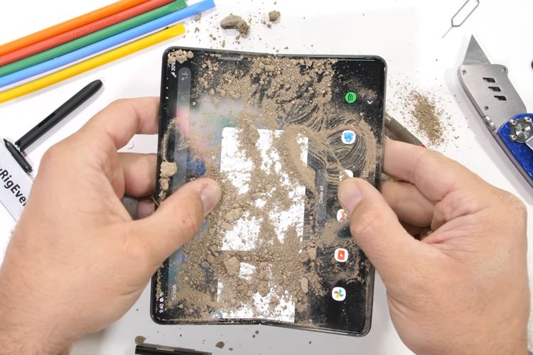 Uji coba ketahanan terhadap debu pada Galaxy Z Fold 3.