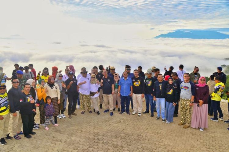 Peserta Touring JWS 2020 saat foto bersama dengan latar belakang hamparan awan putih dari atas Puncak To?tombi di Lolai, Kepala Pitu, Rantepao, Sulawesi Selatan, pada Minggu (23/2/2020).
