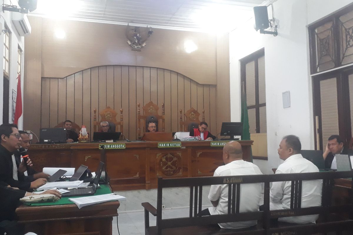Direktur PT Dalihan Natolu Grup, Akhirun Piliang (kiri) dan Direktur Utama PT Rona Mora, Reyhan Dulsani (kanan) saat mengikuti sidang pemeriksaan sebagai terdakwa di Pengadilan Negeri (PN) Medan, Kamis (23/10/2025).