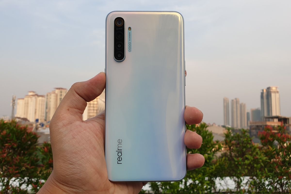 Tampilan belakang Realme XT varian Pearl White. Di bagian ini, ada empat kamera yang terdiri dari kamera utama 64 MP, kamera ultrawide 8 megapiksel dengan bidang pandang 119 derajat, kamera macro 2 megapiksel, dan kamera depth sensor 2 megapiksel.