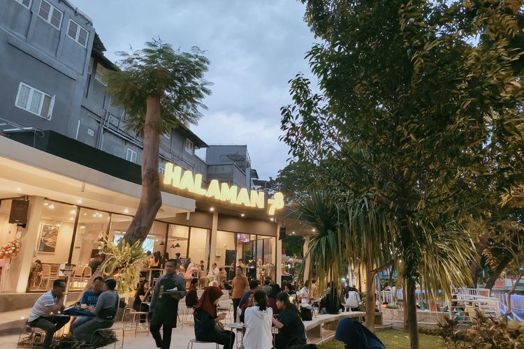 Suasana sore hari Halaman 78 salah satu cafe yang berada di antara Museum Pendidikan dan Taman Ekspresi dengan pemandangan sungai Kalimas Surabaya.