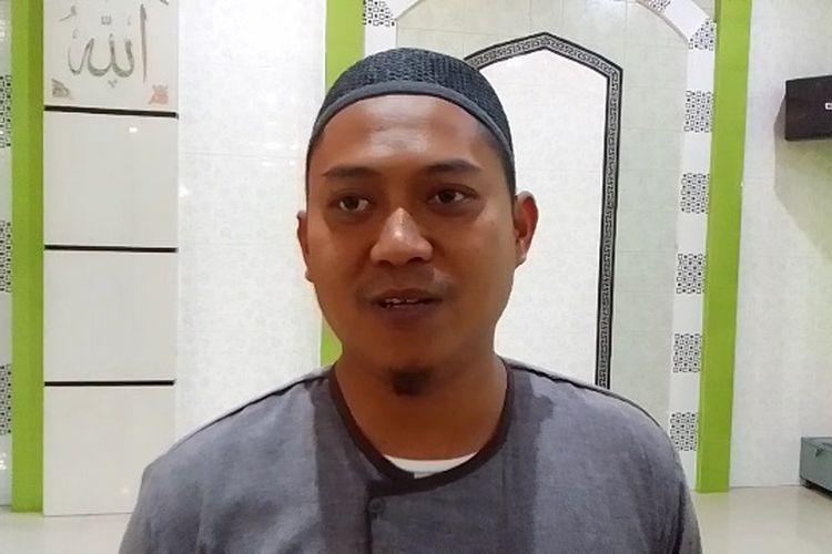 Bripka Okto Abriadi, salah seorang jemaah bagian keamanan di masjid Al-Mubarokah, Terminal Dangerakko, Kota Palopo, Sulawesi Selatan, yang juga adalah anggota Polisi Santri Polres Palopo dengan sigap mengamankan aksi perempuan yang hendak mengganggu imam saat Shalat, Jumat (17/6/2022).