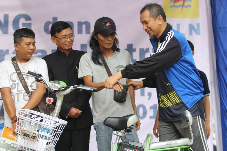 Seorang warga Pangkal Pinang mendapatkan hadiah undian berupa sepeda listrik dari PLN.