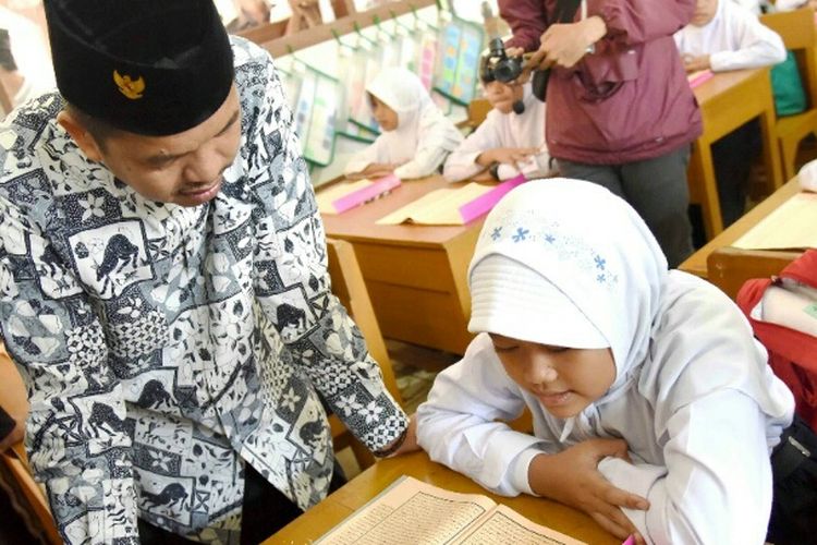 Dedi Mulyadi saat mendampingi siswa belajar agama. Selama bulan puasa tahun ini pPara siswa di Purwakarta mendapat pelajaran baca tulis Al Quran dan Kitab Kuning oleh para guru madrasah di setiap wilayahnya. 