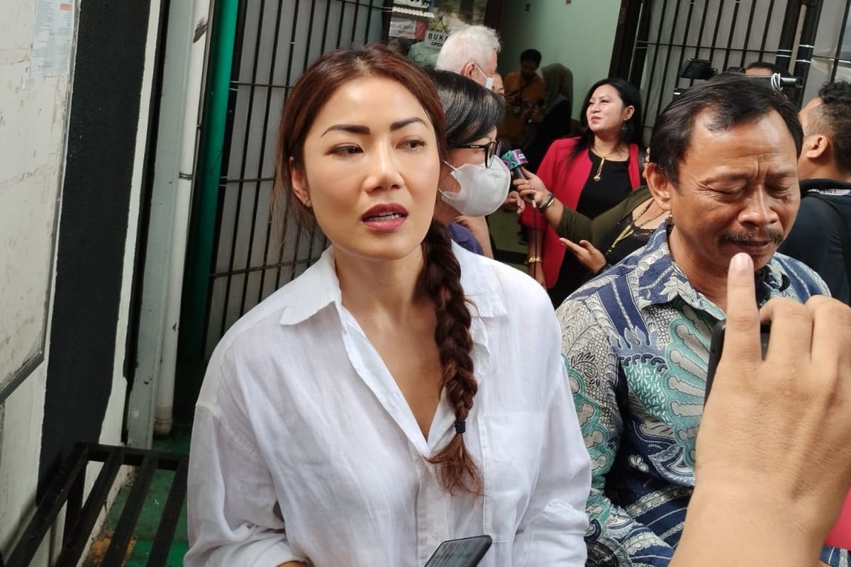 Istri Ari Wibowo, Inge Anugrah hadir dalam sidang mediasi perceraian di Pengadilan Negeri (PN) Jakarta Selatan, Senin (8/5/2023). 