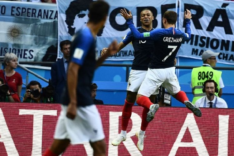 Kylian Mbappe dan Antoine Griezmann merayakan gol Perancis ke gawang Argentina pada laga 16 besar Piala Dunia 2018 di Kazan Arena, 30 Juni 2018. 