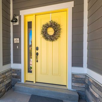 Ilustrasi pintu masuk rumah warna kuning.