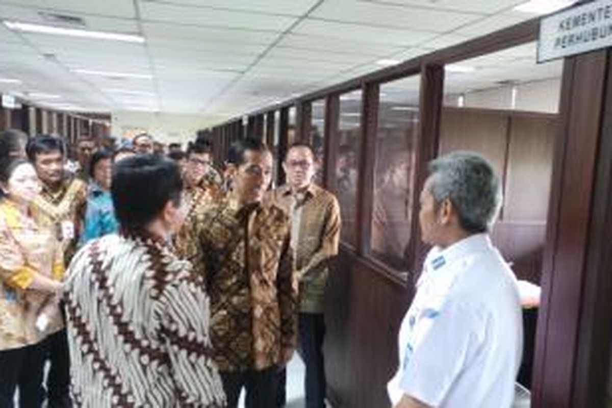 Presiden Joko Widodo memantau Perizinan Terpadu Satu Pintu (PTSP) di Badan Koordinasi Penanaman Modal (BKPM), Senin (26/1/2015).