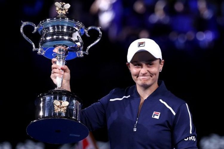 Petenis tunggal putri nomor satu dunia, Ashleigh Barty, ketika mengangkat trofi juara Australian Open 2022, Sabtu (29/1/2022). Ash Barty menjadi juara Australian Open 2022 seusai menumbangkan wakil Amerika Serikat, Danielle Collins. Barty memutuskan pensiun pada Mei 2022 dan kini sudah menikah dengan sang kekasih, Garry Kissick.