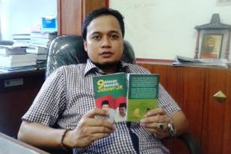 Ketua GP Ansor Jember, Jawa Timur, Ayub Junaidi, menunjukkan buku 