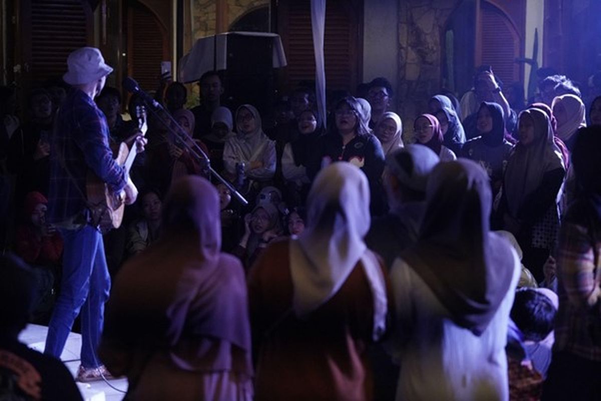 Dompet Dhuafa bersama Panji Sakti gelar Blind Concert yang memberikan nuansa baru dan unik menikmati musik dalam rangka Tarhib Ramadan 1446H di Yogyakarta, Rbu 14/2/2025 lalu. Konsep konser ini mengajak penonton untuk merasakan pengalaman yang berbeda, di mana mata ditutup sehingga indra pendengaran dan hati menjadi lebih peka terhadap pesan yang disampaikan melalui musik.
