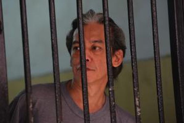 Terdakwa kasus narkoba Fariz RM menunggu dimulainya persidangan di ruang tahanan khusus Pengadilan Negeri Jakarta Selatan, Senin (16/3/2015). Artis Fariz RM ditangkap polisi pada 6 Januari 2015 lalu dengan dugaan menggunakan narkoba.
