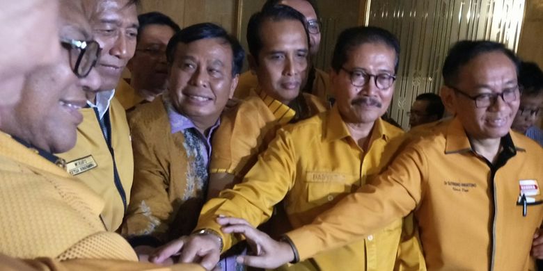 Ketua Dewan Pembina Partai Hanura Wiranto bersama Oesman Sapta Odang dan Daryatmo di Hotel Ritz Charlton Jakarta, Selasa (23/1/2018)