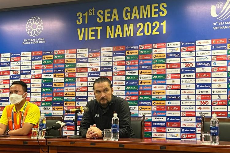 Pelatih timnas U23 Myanmar, Velizar Popov (tengah), dalam konferensi pers seusai laga keempat Grup A SEA Games 2021 kontra Indonesia di Stadion Viet Tri, Phu Tho, Vietnam, pada Minggu (15/5/2022).