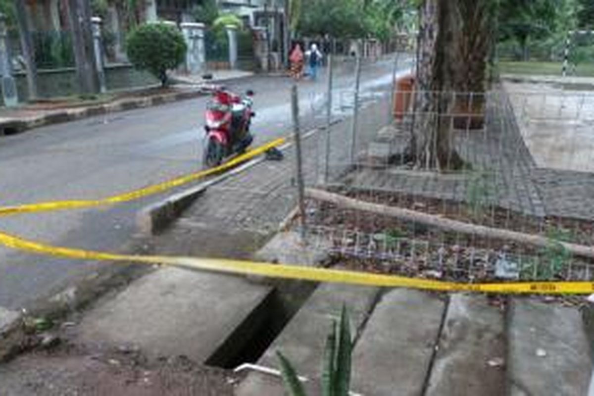 Garis polisi dipasang di lokasi dua pelajar yang tewas tersengat listrik pada pagar besi di Pondok Kelapa, Duren Sawit, Jakarta Timur, Selasa (29/10/2013).
